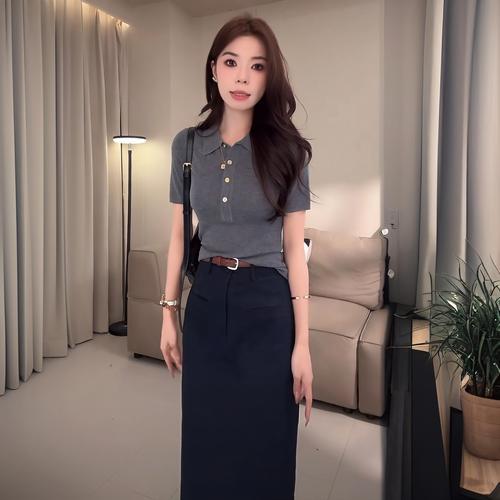 2025夏季時尚風(fēng)向標(biāo) 翻領(lǐng)Polo衫與半身裙的休閑套裝搭配